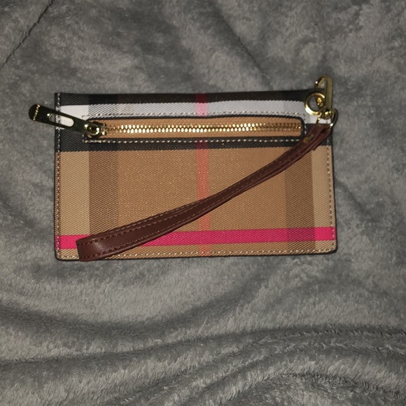 Burberry Handbags - Burberry wristlet ❤️